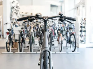 Mężczyzna wykonuje uginanie ramion z hantlem w nowoczesnej siłowni, podkreślając pracę bicepsa i technikę ćwiczenia.